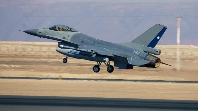 Caza F-16 Fighting Falcon MLU de la Fuerza A�rea de Chile, Salitre 2026.